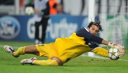 白衣军团本土火力全开！皇马单场五球皆由西班牙球员打入，重现廿三年前传奇一幕