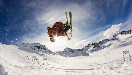 乔丹含泪牵瓦妮莎登台致敬 全场万人高呼科比之名响彻云霄
