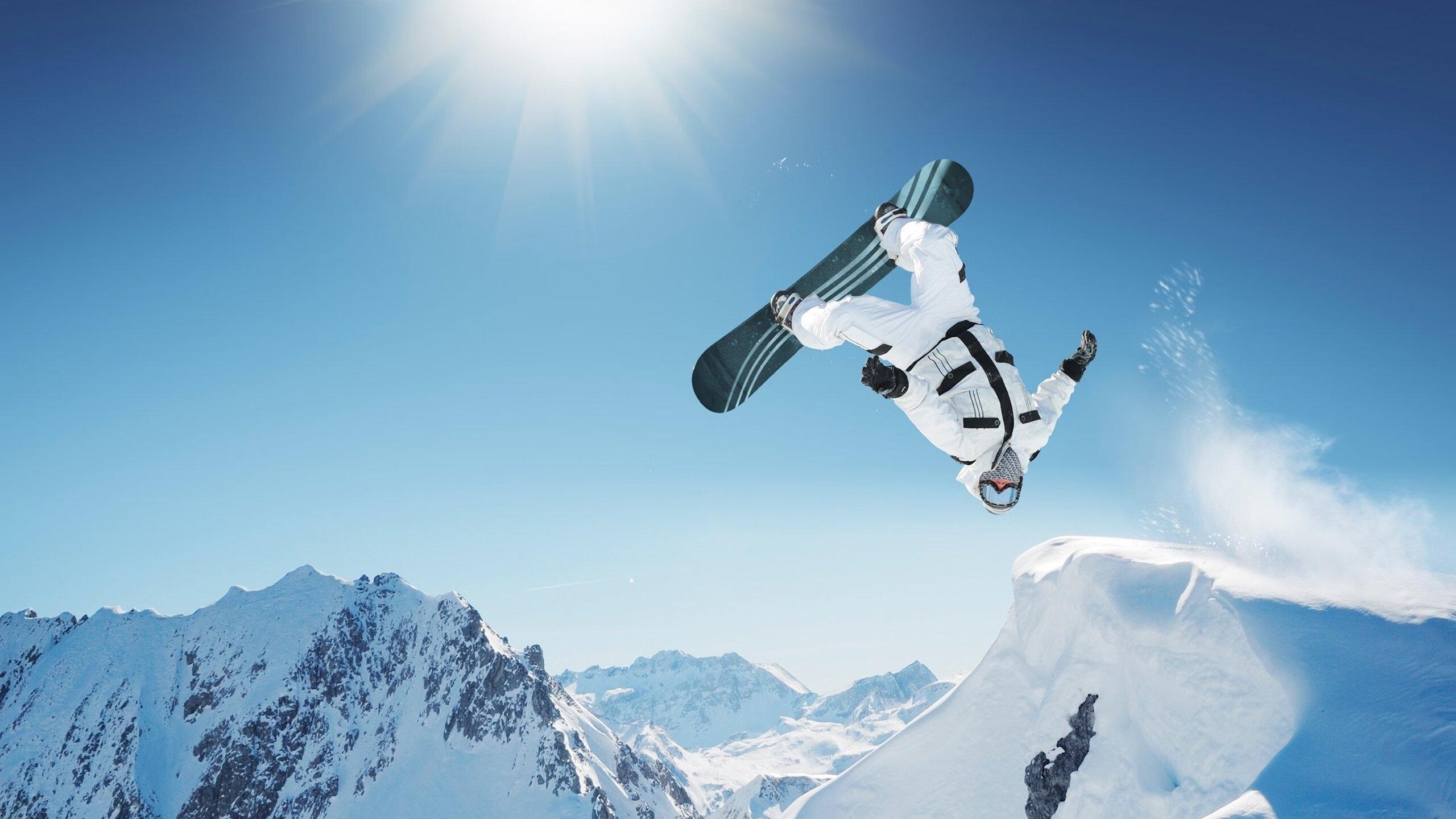 篮球奇迹再现,库里发球直接命中篮筐,球迷惊呼还有这种操作?