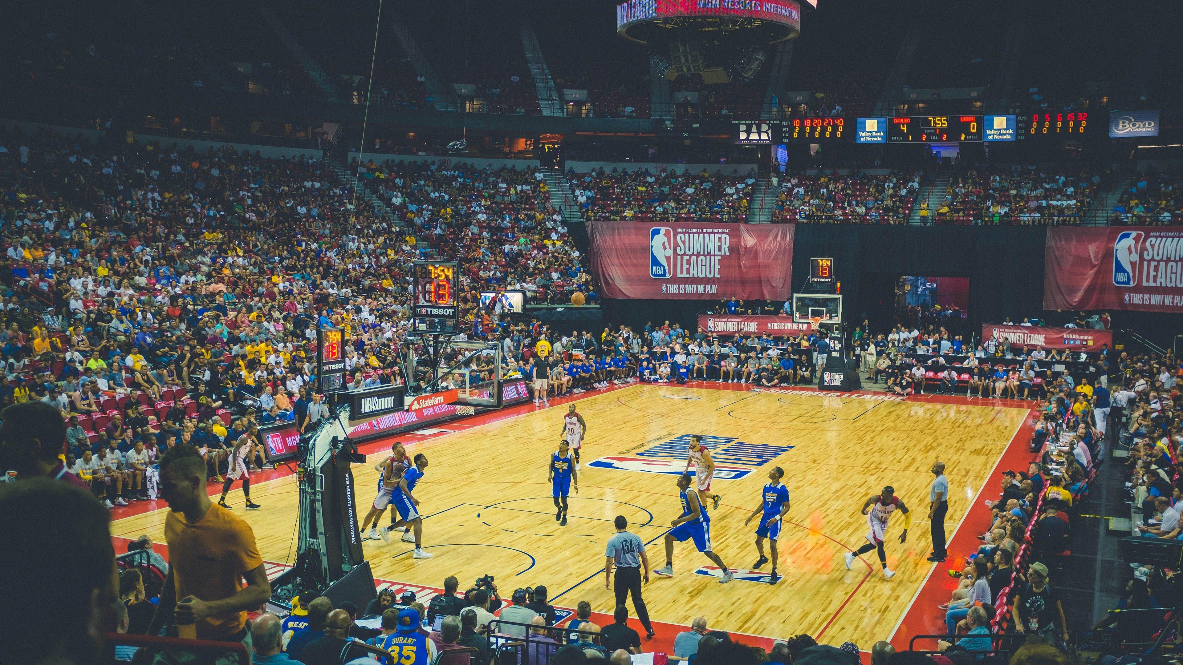 瓜迪奥拉回应巴萨求购哈兰德传闻，他在曼城有长约，但谁不想拥有他？